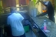 Las cámaras del local captaron los momentos del atraco. Imágenes cedidas por la Guardia Civil.