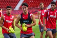 Sergio Arribas inició el entrenamiento de este jueves con el grupo. Fue a puerta cerrada en el Mediterráneo.