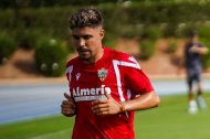 Pozo en el campo Anexo del estadio en pretemporada.