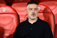 El entrenador del Almería en el banquillo del Estadio Mediterráneo.