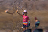 La niña 'cazada' por La Vuelta en la subida a Velefique tras recibir una avalancha de bidones de los ciclistas.