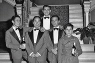Trabajadores del Casino de Almería junto a los muchachos que formaban el cuerpo de botones en los años 50.