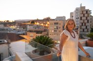 Mariángel Alcázar en la terraza del Ático HO, con vistas a la Alcazaba
