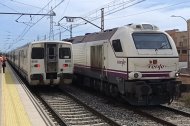 Las locomotoras 334.009.8 y 334.015.5 por vía 2 para colocarse en cabeza de último Talgo Almería-Madrid.