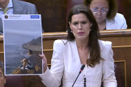 Miriam Guardiola, con la foto de Bolaños en Mojácar en la sesión de control al Gobierno en el Congreso de los Diputados.