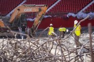 Operarios trabajando en el Estadio Mediterráneo, que ya se va acercando a ser un verdadero campo de fútbol para el Almería.