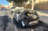 Coche calcinado en la calle Darrícal de Las 500 Viviendas de Almería capital.