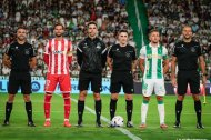 La foto de los capitanes y el equipo arbitral.