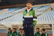 Manolo Soler con el chándal del CD Oriente y sus jugadores en Anoeta, en San Sebastián.