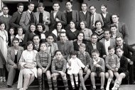 Don Ramón, en el centro la fotografía, con un grupo de alumnos y alumnas de su academia. Enero de 1934.