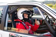 Antonio Jesús Rull Archilla saluda antes de empezar una prueba automovilística.