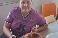 Susana Fernández preparada para endulzar el viaje de los peñistas a Córdoba.