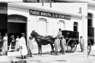 El carruaje negro de desinfección donde se llevaban las ropas de los infectados en las epidemias. Los mozos iban protegidos con uniformes especiales. En la foto se ve la fachada del parque, en la actual calle de Alcalde Muñoz.