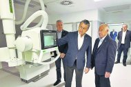 Visita al hospital del consejero Antonio Sanz; el delegado de Salud, Juan de la Cruz Belmonte, y el alcalde, Gabriel Amat.