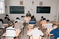 Clase del maestro don José Sánchez en el colegio de Pescadería. En la pared, los retratos de Franco y José Antonio custodiaban el crucifijo.