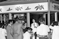 Imagen del kiosco de Amalia en los años cincuenta, cuando era un lugar muy frecuentado por las familias almerienses cuando paraban a refrescarse allí después de afrontar los paseos reglamentarios.