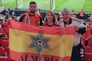Una familia feliz llevando el nombre de Almería por el mundo.