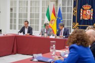 Lorenzo del Río, presidente del TSJA y Pedro Fernández, delegado del Gobierno de España en Andalucía intercambian opiniones en el MECO.