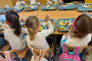 Imagen de archivo de menores en un comedor escolar.
