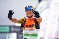 Luis Ángel Maté logra el triunfo de etapa en una día con muchas alternativas.