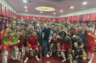 El presidente del Almería liderando la fiesta en el vestuario.