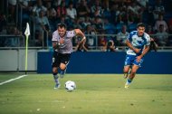 Álex Sola lanzado por la banda hacia la portería del Sabadell.