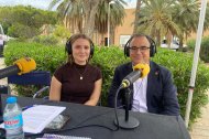 José Joaquín Céspedes, rector de la Universidad de Almería, fue el primer invitado al set de la SER. A su lado, la presentadora, Sara Ruiz.