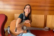 Mar Muñoz, La Mare, pasa por los estudios de SER Almería y por la redacción de LA VOZ.