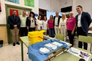 Los delegados de Educación y Sanidad visitan un colegio durante la vacunación frente a la gripe.