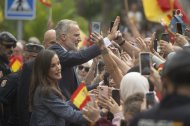 Los Reyes Felipe y Letizia se dan un histórico baño de masas en su primera visita a Ceuta.