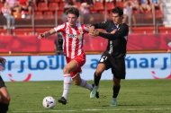 Stefan Dzodic llevándose la pelota con autoridad ante Álvaro Morata en el partido Almería 3-0 Leganés.
