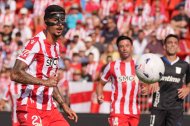 Chumi, con contrato hasta 2028, ha pasado de ser el último a central a liderar la defensa rojiblanca.