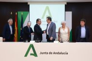 El vicepresidente primero de la Junta y consejero de Presidencia, Sanidad y Emergencias, Antonio Sanz, tras firmar un acuerdo con el presidente del Sindicato Médico Andaluz (SMA), Rafael Ojeda, el pasado 29 de julio en Sevilla .