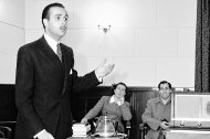 El profesor Arturo Medina en una charla del ciclo ‘El miércoles del estudiante’ en 1951. Al fondo, la profesora Celia Viñas y el director del instituto, Francisco Saiz Sanz.