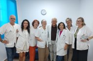 Pedro Navarro, en el centro, junto a compañeros de trabajo del centro de Salud de La Cañada, entre ellos la médica Gema Esteban.