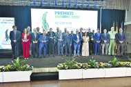 Fotografía de familia de los premiados y distinguidos en la gala de Asempal, junto a directivos y responsables políticos de las administraciones.