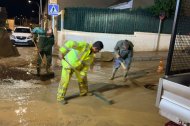 Imagen de Huércal de Almería achicando agua y quitando barro de las calles