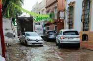 Instantes después de la tromba de agua las calles de Huércal seguían anegadas junto a la Plaza de la Constitución.