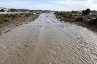 Imagen del Río Andarax a su paso por la capital a primera hora de la tarde del domingo