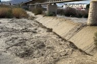 La fuerza del río Andarax bajo el puente de Los Molinos, en la capital almeriense.