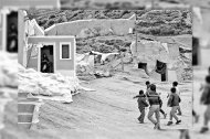 Niños de las cuevas del cerro de la Alcazaba peleando por una pelota en una de aquellas revoleras que formaban en sus juegos.