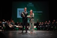 José García, de Škoda Titan Desert, recogió la Bandera de Andalucía a la Proyección de la Provincia