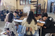 Un grupo de alumnos en la actividad de apoyo escolar de la asociación.