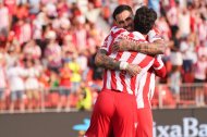 Miguel se abraza a Arribas para celebrar su gol al Leganés.