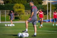El técnico catalán en la hierba del Anexo.