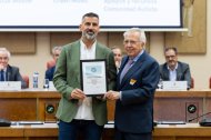 Recibiendo el galardón en el Congreso de los Diputados.