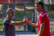 Saludo entre Pimienta y Vesga en el entrenamiento de este miércoles, ya que el vasco se reincorpora con el grupo.