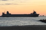 Instante en el que 'El Camino Español' encaraba su entrada hacia la bocana del Puerto de Almería este jueves.