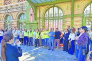 Concentración junto a la vieja estación de tren de Almería.