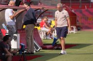 Javi Fernández, pensativo en la banda del Estadio de los Juegos Mediterráneos.